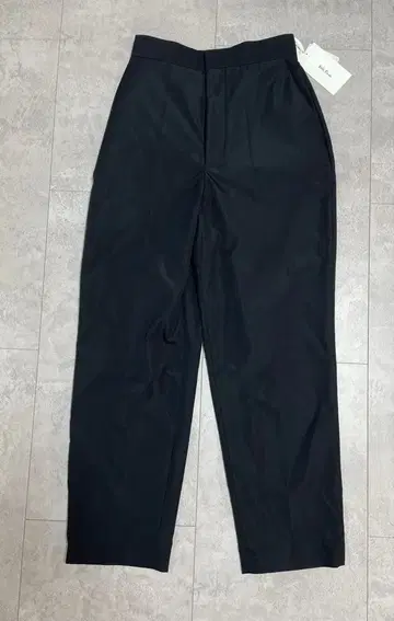 미라 오웬 Mila Owen 센터 프레스 테이퍼드 드레스 팬츠