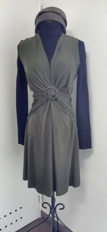 올리브 그린 슬리브리스 원피스