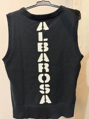 ALBAROSA 로고 블랙 V넥 니트 베스트 슬리브리스