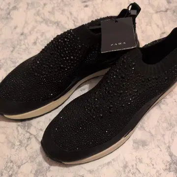 [ 미사용 새상품 ] ZARA 비쥬 장식 블랙 스니커즈 사이즈 38