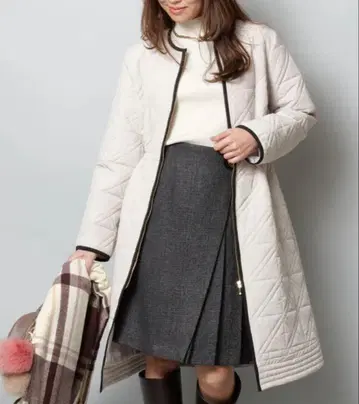 [ 미사용 새상품 ] JUSGLITTY 하이넥 라메 리브 니트