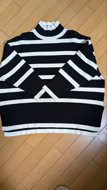 요트 YORT 블랙과 화이트 스트라이프 하이넥 니트