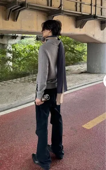 산원 착용 그레이 울 혼방 스카프 포함 머플러