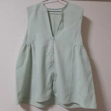 [ LOWRYS FARM ] 민트 그린 슬리브리스 베스트