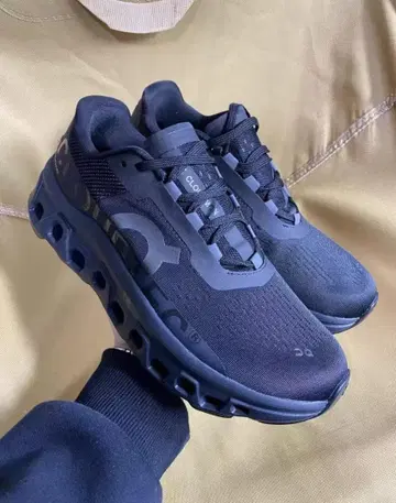 On Cloudstratus 블랙 스니커즈 26.5cm