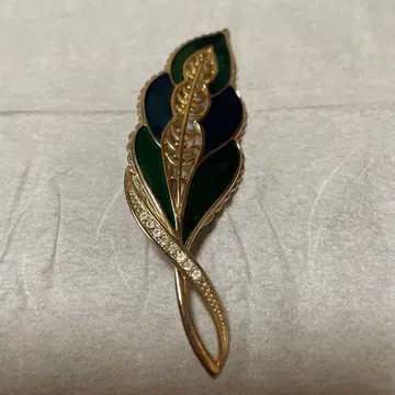 에나멜 마감 잎 디자인 브로치
