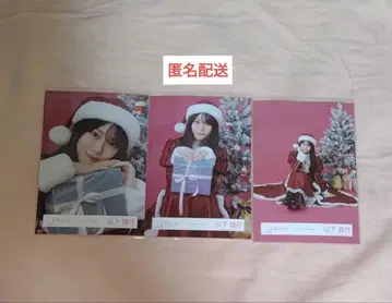 야마시타 시즈키 2025 산타 브로마이드 중 앉아있는 모습