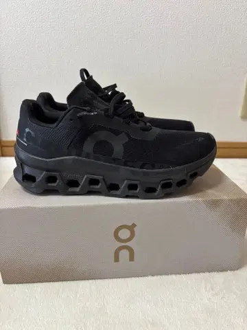 On Cloudmonster 블랙 스니커즈