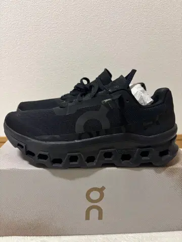 On Cloudmonster 블랙 스니커즈