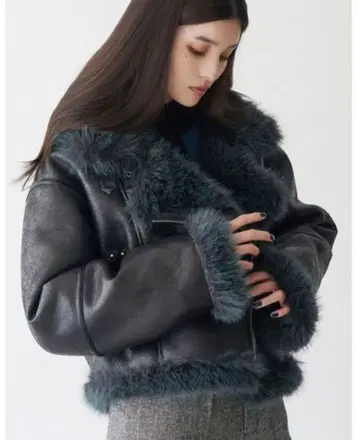 무루아 MURUA 언이븐 숏 페이크 무스탕 자켓 2025