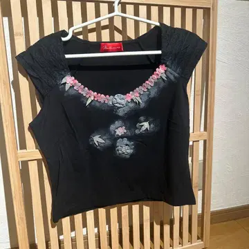 꽃 자수 프렌치 슬리브 T셔츠 블랙