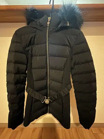 후드 부착 블랙 다운 자켓