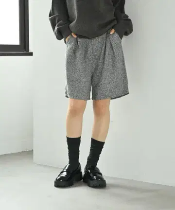 새상품 미사용 트위드 박스 턱 하프 팬츠