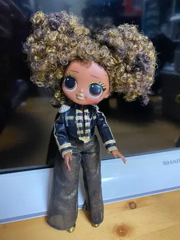 컬이 있는 인형 블랙과 금색 의류