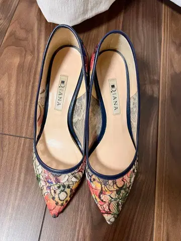 DIANA 다이애나 플라워 패턴 하이힐 펌프스