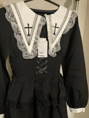 MARS 크로스 자수 3단 프릴 셋업 클립 포함