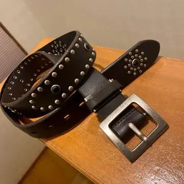 볼 스터드와 컬러 스톤의 벨트