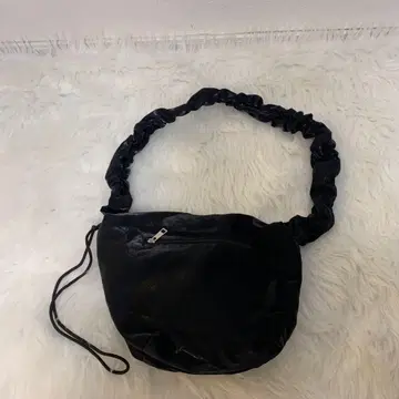 블랙 프릴 스트랩 숄더백