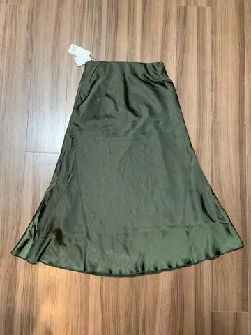 아카이브 올리브색 새틴 내로우 플레어 스커트