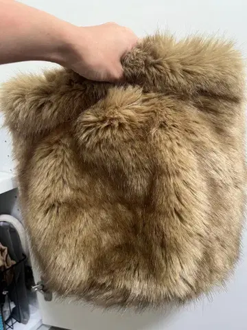 [헬렌 무어] 베이지 퍼 백