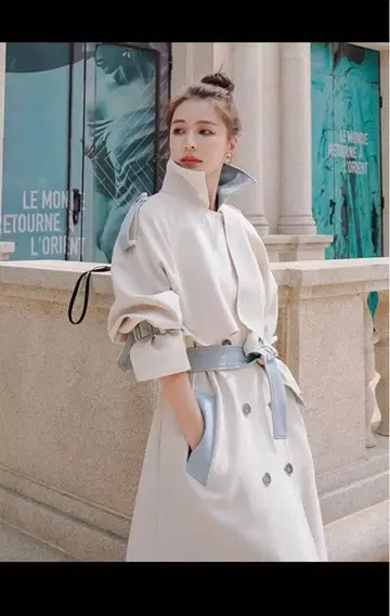 트렌치코트 화이트와 라이트 블루