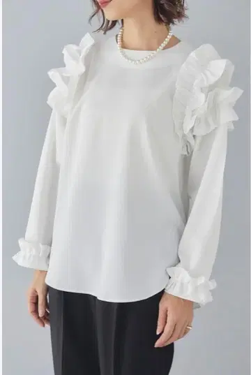 컨셔스 숄더 프릴 풀오버 화이트 frene lumier