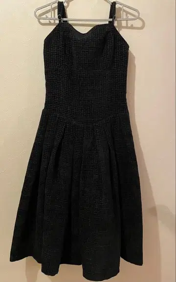 ROYAL PARTY 블랙 슬리브리스 무릎 기장 원피스 레이스업