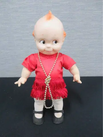 프린지 달린 빨간색 의상 인형