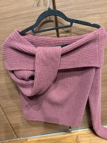 리브 오프숄더 긴팔 니트