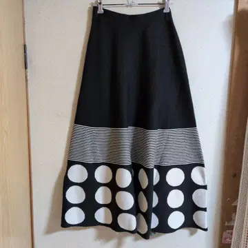 TRUBE 플레어 스커트 블랙과 화이트 도트 미사용 새상품