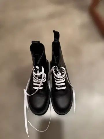 닥터마틴 8홀 부츠 블랙 스티치