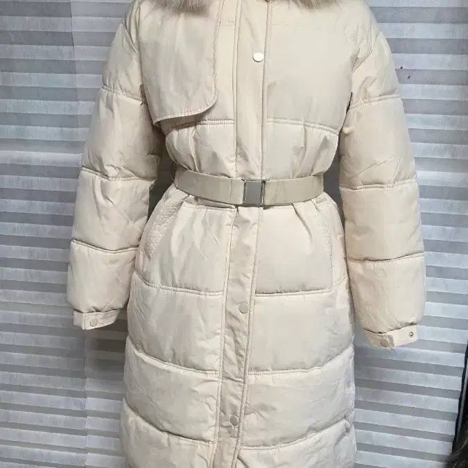 Ivory long padding + belt fur hood