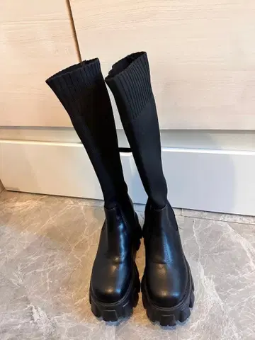 블랙 가죽과 니트 롱 부츠