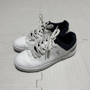 On The Roger Advantage 화이트 네이비 26cm