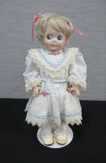 레이스 달린 화이트 드레스의 금발 인형