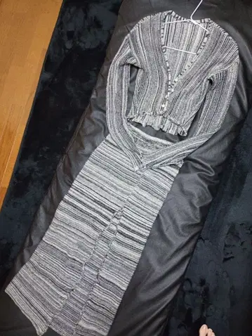 니트 셋업 크롭 기장 가디건과 앞 슬릿 롱 스커트