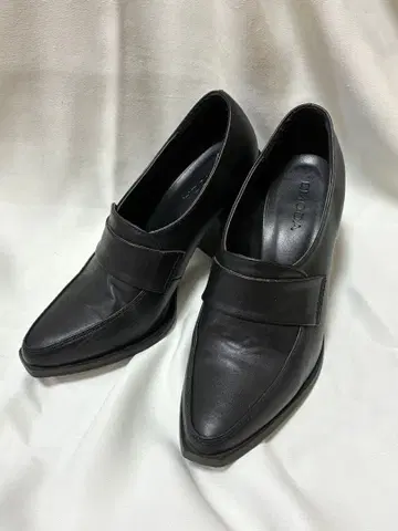 EMODA 블랙 가죽 로퍼 스퀘어컷 통굽