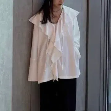 [ louren ] 볼륨 프릴 오버 블라우스 V넥 플레어 화이트