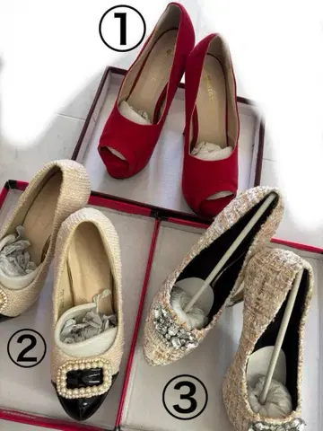 빨간색과 크림색 하이힐 3켤레 세트