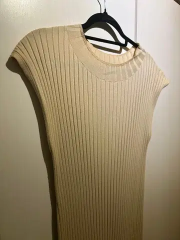 ROSE BUD 베이지 리브 슬리브리스 타이트 원피스