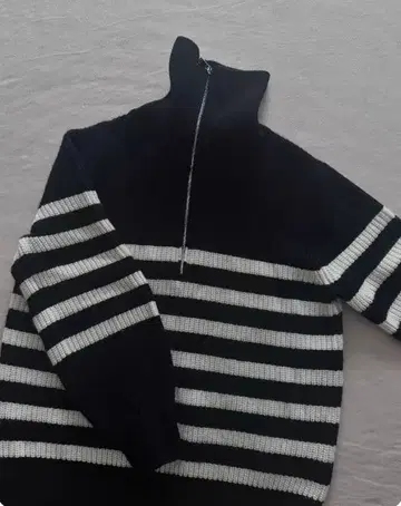 블랙 앤 화이트 스트라이프 하이넥 니트 스웨터