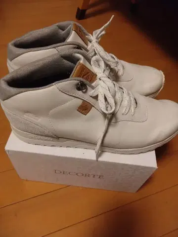 컬럼비아 화이트 스노우 스니커즈