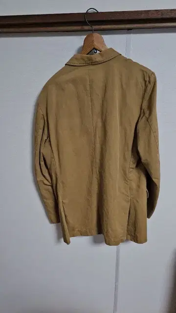 베이지 싱글 자켓과 슬랙스 세트