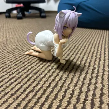 고양이 귀 피규어 네 발로 엎드린 연보라색 머리