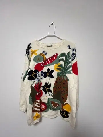 후르츠 자수 아이보리 스웨터