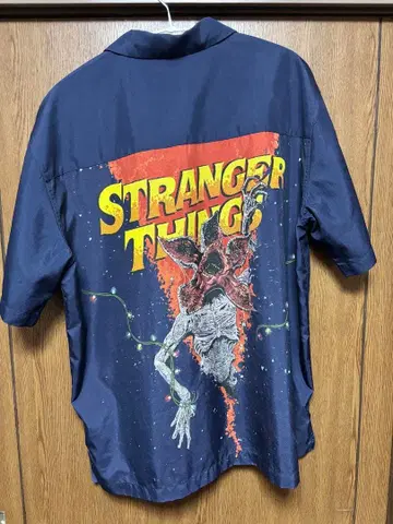 스트레인저 싱스 반팔 셔츠 네이비