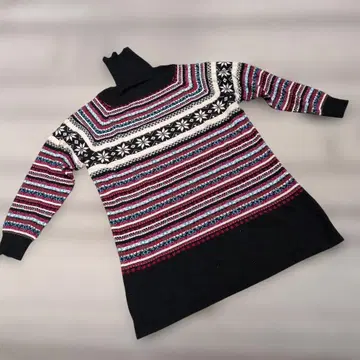 하이넥 니트 눈꽃 패턴