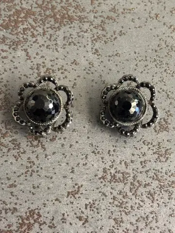 [ 빈티지 ] 블랙 페싯 비즈 꽃 모양 귀걸이