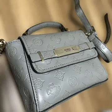 GUESS 엠보싱 가공 숄더백 그레이