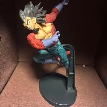 드래곤볼 슈퍼 사이어인 4 베지터 피규어